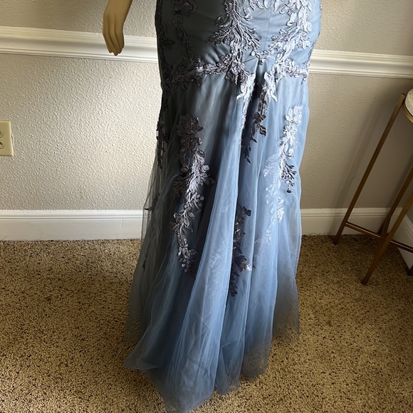 La Femme Lace 3/4-Sleeve Column Gown Size 4 - Picture 7 of 12